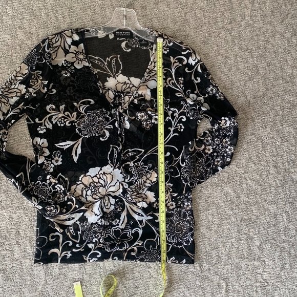 2/$20 New York & Company Sheer Floral Shirt - Picture 5 of 6